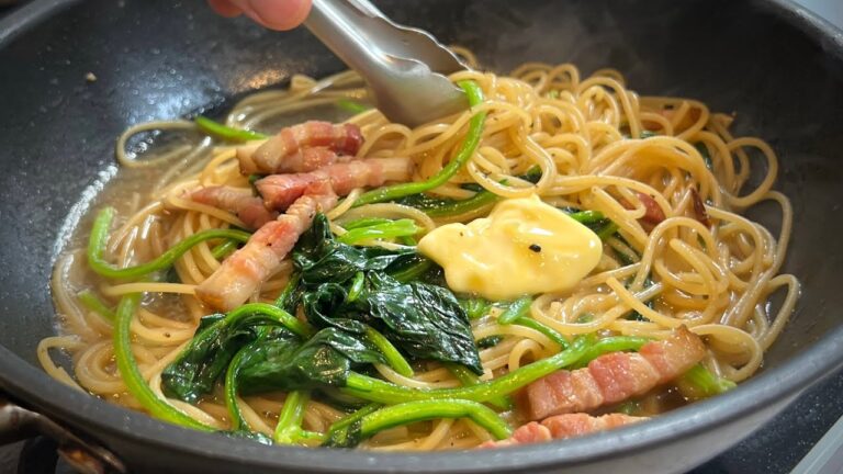 無条件に美味しい【ガーリックバター醤油のパスタ】ベーコンとほうれん草で！