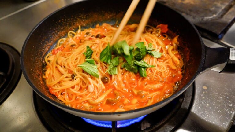 【王道のトマトソースパスタ】一つ星シェフが教えるワンパンでできる最強の "ツナときのこのトマトソースパスタ"