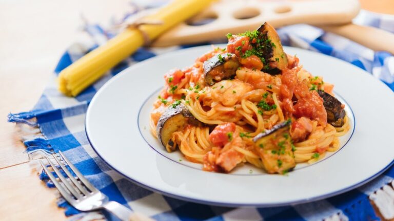なすとモッツァレラチーズのトマトパスタ