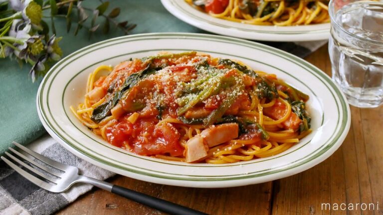【ほうれん草とベーコンのトマトパスタ】フライパンひとつで完成！ほうれん草とベーコンがたっぷり♪栄養満点｜macaroni（マカロニ）
