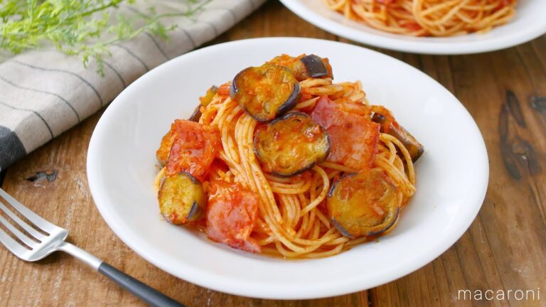 【なすとベーコンのトマトパスタ】濃厚なトマトの旨みたっぷり！満足感抜群♪｜macaroni（マカロニ）