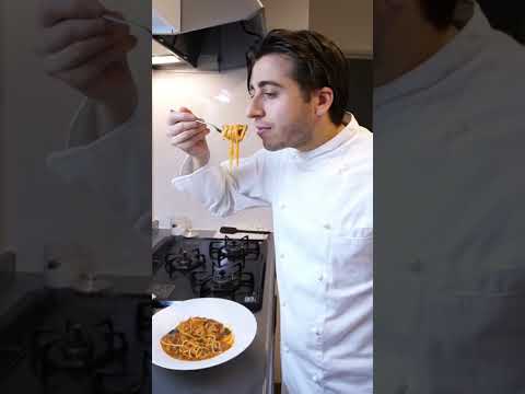 超簡単！トマトとナスのパスタの作り方【spaghetti con pomodoro e melanzane】 #Shorts