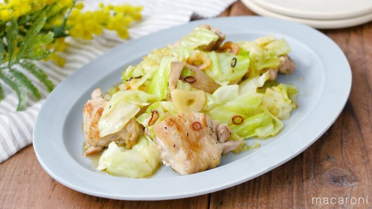 【鶏肉と春キャベツのペペロン炒め】シンプルで美味しい！にんにくの香りで食欲そそる♪｜macaroni（マカロニ）