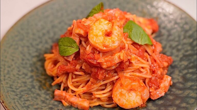 エビとベーコンのガーリックトマトソースパスタ//ジョリーパスタ風