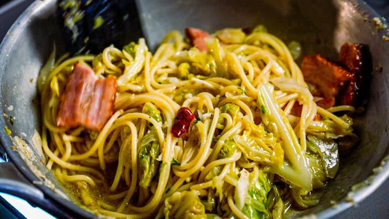 10代の頃、喫茶店でどハマりした味を再現します【キャベツとベーコンのパスタ】シェフの思い出レシピ