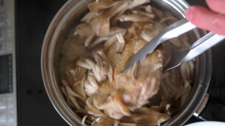 「鶏ときのこの炊き込みご飯」地鶏の旨みときのこの香りを存分に楽しめます。
