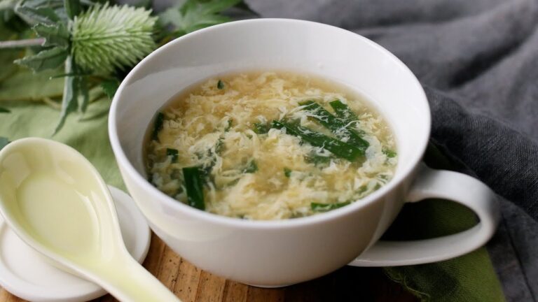 【ふわとろ卵のニラたまスープ】シンプルで美味しい！卵ふわふわ♪｜macaroni（マカロニ）