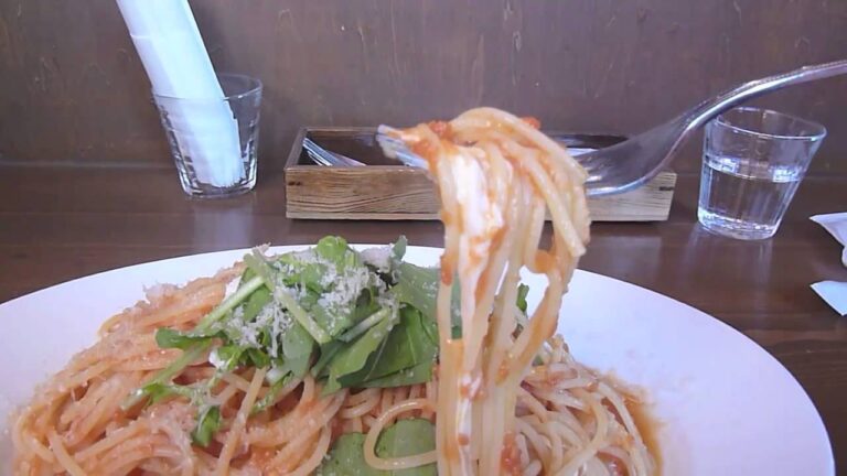モッツァレラチーズとルーコラのトマトソーススパゲティ