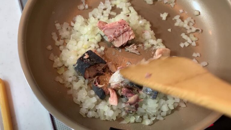 業務スーパーの刻みタマネギとサバ缶で作るトマトパスタソース
