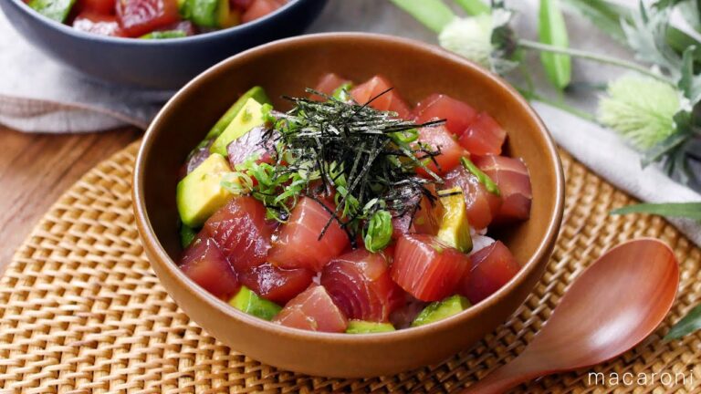 【まぐろとアボカドのポキ丼】まぐろとアボカドを漬けるだけ！とろけるウマさで濃厚♪｜macaroni（マカロニ）