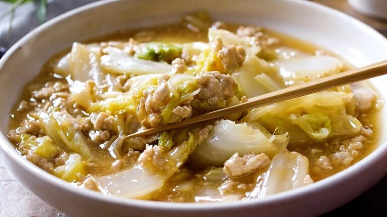 【白菜のしょうがそぼろ煮】とろ〜りあんが絡む♪包丁いらずで簡単おかず！｜macaroni（マカロニ）