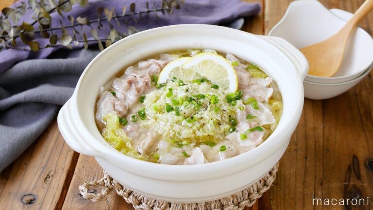 【豚バラ白菜のねぎ塩鍋】白だしと鶏ガラで旨味広がる！レモン味でさっぱり♪｜macaroni（マカロニ）