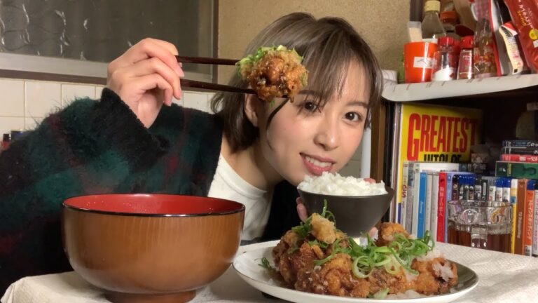 黄金に輝く竜田揚げのおろしポン酢でご飯をかきこむ
