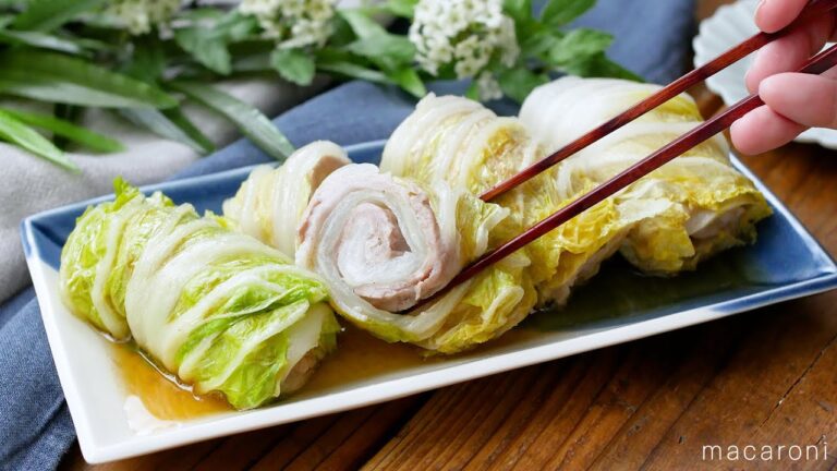 【豚バラと白菜のロール蒸し】豚バラと白菜をくるくる巻いてレンジで加熱するだけ！オイスターソースが効いて旨味もたっぷり♪｜macaroni（マカロニ）