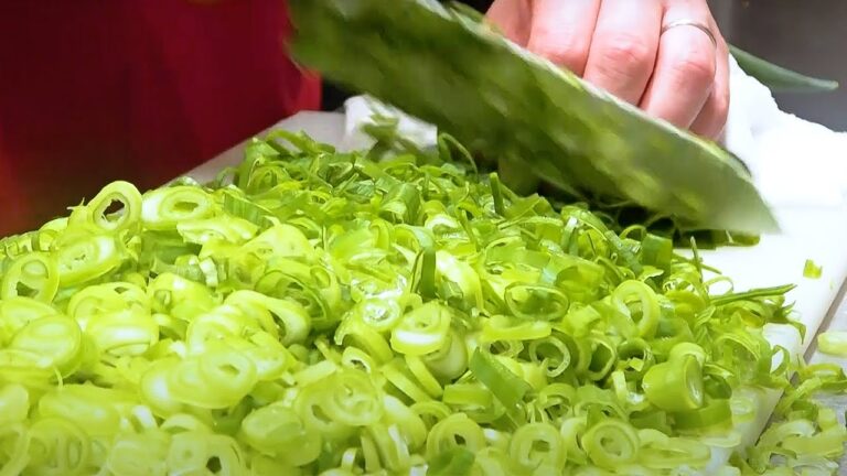 鉄板で作る！大量のネギを使った極旨ねぎ塩豚丼の作り方！