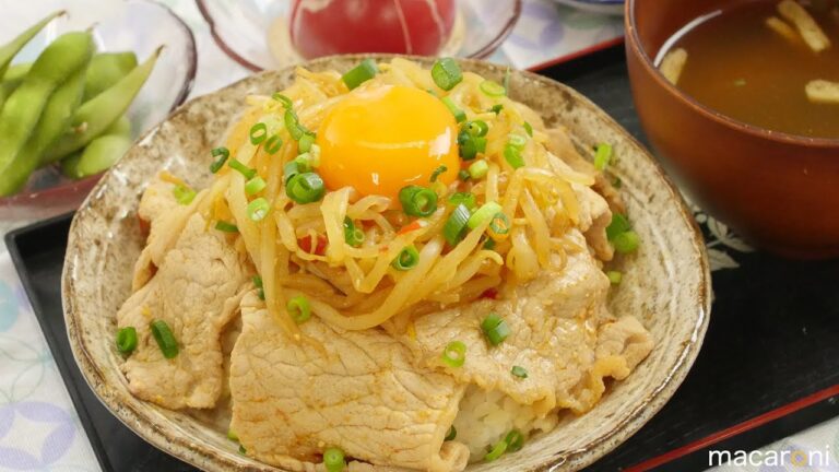 話題の ホットもやしで！ ピリ辛 ダレの 豚肉 もやし 丼 のレシピ 作り方