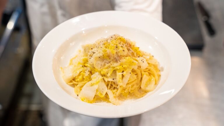 【冷蔵庫に余った白菜で】一つ星シェフが教える本当においしい "ワンパン白菜クリームパスタ"