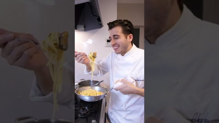 ペスカトーラおまちどおさま！【Spaghetti alla Pescatora】#Shorts