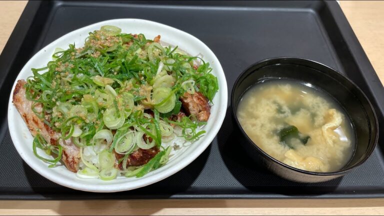 松屋で「厚切りネギ塩豚焼肉丼・ダブル」を注文したら、豚肉とネギがたっぷりでした