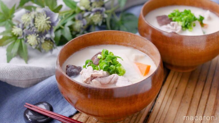 【豚こま肉の粕汁】酒粕と白みそで！豚肉の旨味もたっぷり♪｜macaroni（マカロニ）