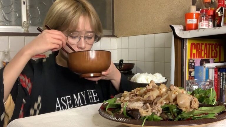 ご飯が進む！豚バラネギ塩炒めをサラダにドーン！