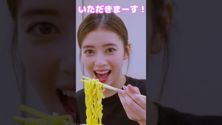2口でカップ麺を食べようとするアイドル...#niziu #ニジュー #ラーメン #モッパン #rima #shorts