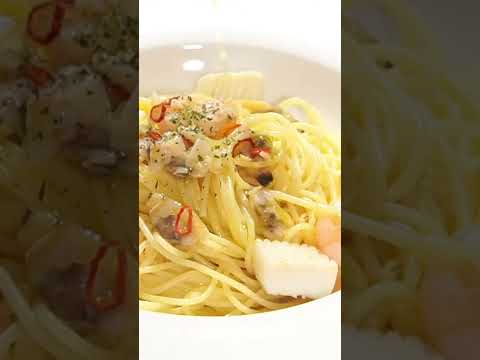 冷凍シーフードミックスでペペロンチーノ✨簡単に作れるシーフードパスタ🍝ビールと合わせたくなるやつです😊#shorts #飯テロ #簡単レシピ #料理動画 #パスタ料理