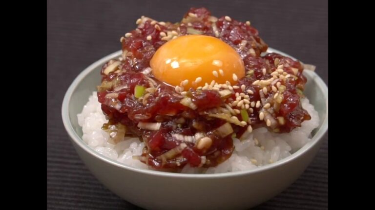 ピリ辛で箸が進む！ マグロユッケ丼 ｜ moguna[モグナ]