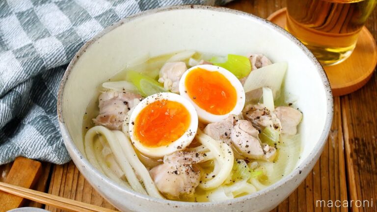 【鶏肉とねぎのうま塩うどん】冷凍うどんで簡単！鶏出汁がおいしい♪｜macaroni（マカロニ）