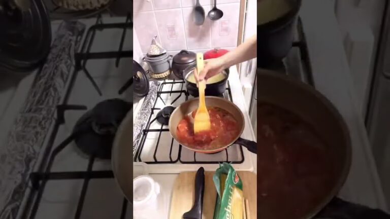 サバ缶トマトパスタの作り方！　#shorts  サバ缶1つトマト缶1つ、ニンニクオリーブオイル、酒かワイン、塩コショウでできるよ！