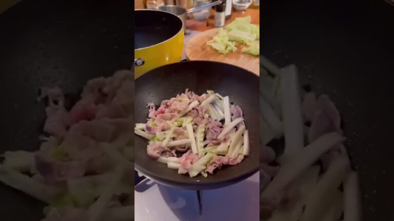 白菜と豚肉炒めを作るよ〜！#Shorts