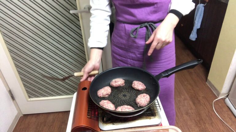 キノケイコ 【きのこの煮込みハンバーグ】 簡単レシピ動画で紹介