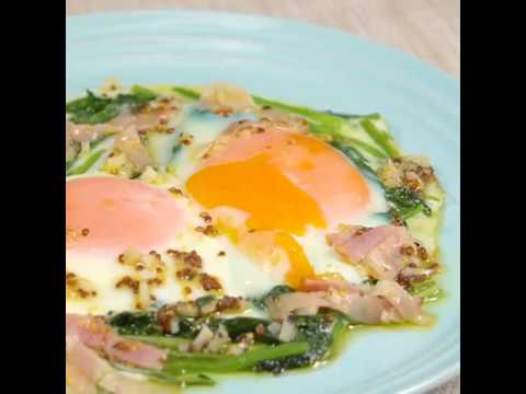 にんにくベーコンが味の決め手 お手軽♪ ほうれん草目玉焼きのせ ｜ moguna[モグナ]