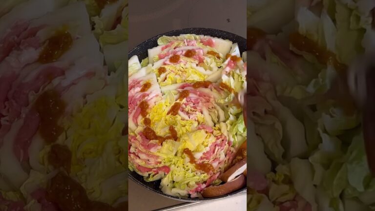 白菜のミルフィーユ蒸し煮。豚肉挟んで鍋に並べて蒸し煮するだけなのに栄養満点簡単レシピ。