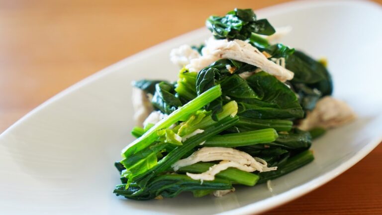 鶏胸肉とほうれん草のにんにく風味のサラダ