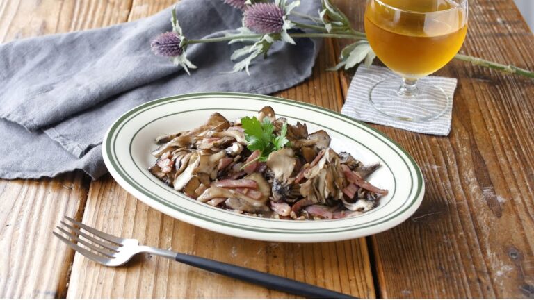 【まいたけとベーコンのガーリック炒め】パパッと炒めて簡単！シンプルだけど旨みたっぷり♪｜macaroni（マカロニ）