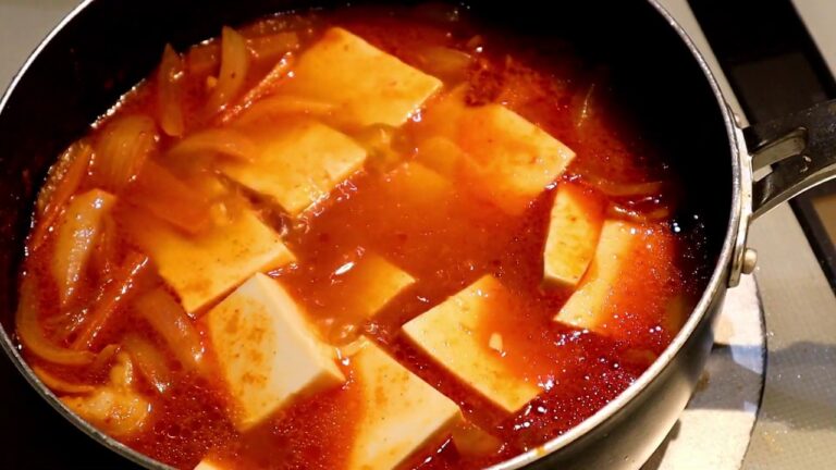 やみつき　激辛チキン豆腐鍋　野菜たっぷりでダイエットに最適なスープです　韓国料理　焼肉屋の定番スープ