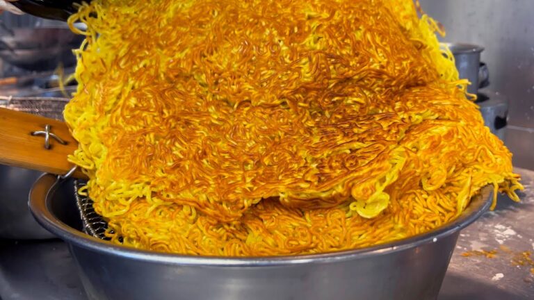 回鍋肉（ホイコーロウ）で、焼きそばを作ってみた。  I made yakisoba using leftover twice cooked pork