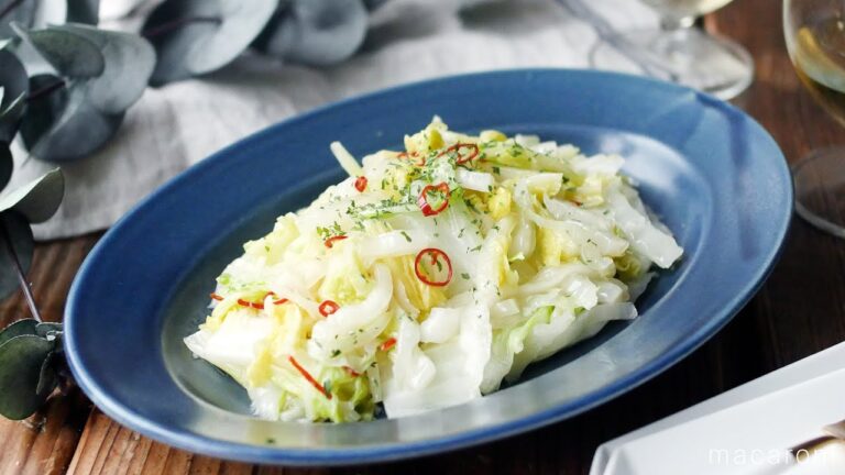 【白菜のペペロンチーノ炒め】メイン食材1つだけ！大量消費にも♪｜macaroni（マカロニ）