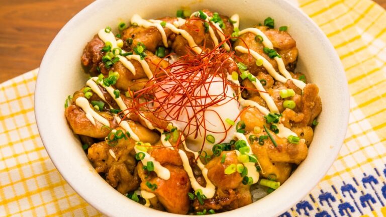 簡単モテレシピ！温玉のっけ照り焼きチキン丼