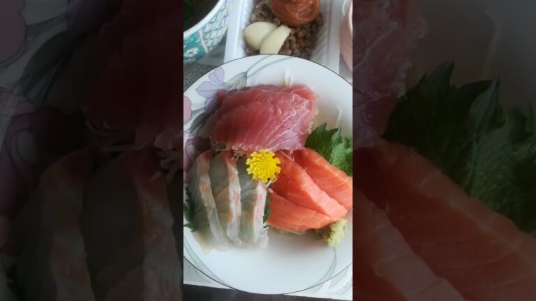 健康オタク😃海鮮丼ぶり白菜と豚肉のお味噌汁✨ほうれん草卵✨砂ずりカブの葉炊き✨刺身は半額💕