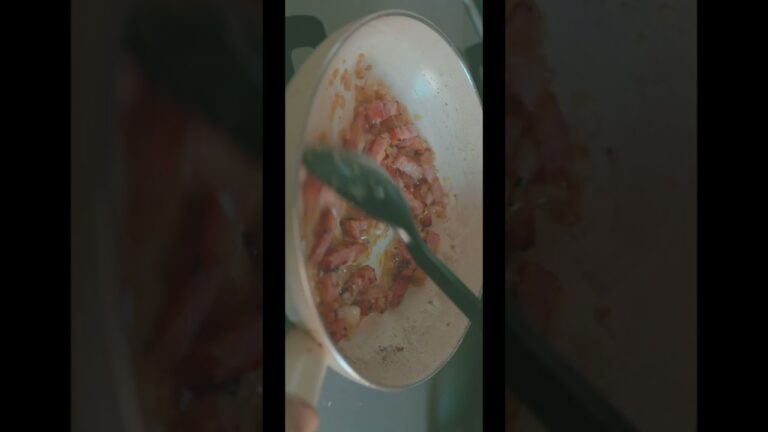 【アマトリチャーナ】ベーコンとにんにくのトマトパスタ