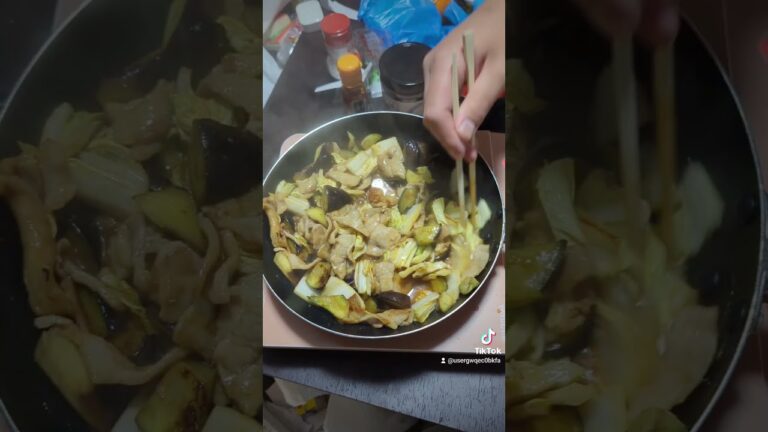 回鍋肉（ナスと豚バラと白菜）にラー油を入れるだけの