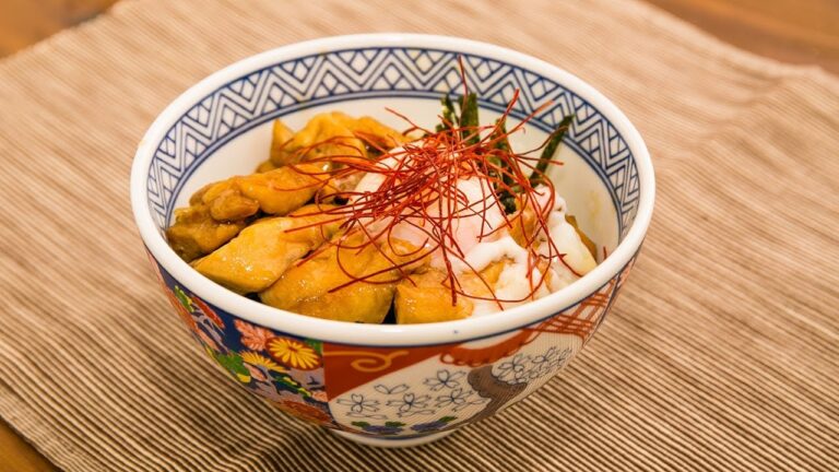 食欲そそる！温玉のせ照り焼きチキン丼