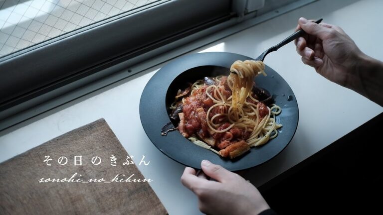 お昼ごはんに、トマトソースのパスタをつくる。