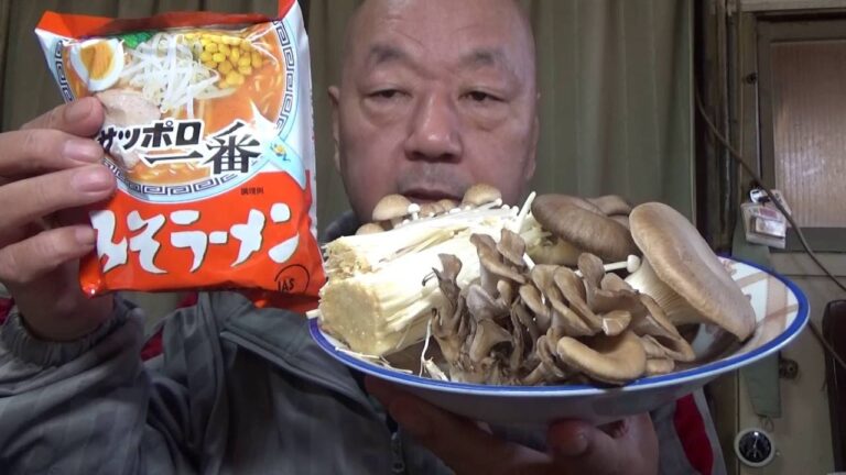 [頑固おやじ]元ラーメン屋店主のアレンジサッポロ一番みそラーメンキノコたっぷり創味シャンタンとバターで頂きます。