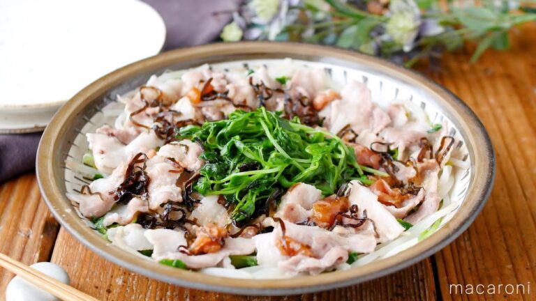 【豚肉と豆苗ともやしの梅塩昆布レンジ蒸し】火を使わずレンジで完成！塩こんぶがポイント♪｜macaroni（マカロニ）