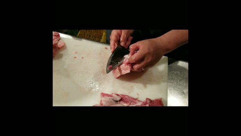 お魚屋さんからいただいた本マグロの顎で真剣にツマミを作る①