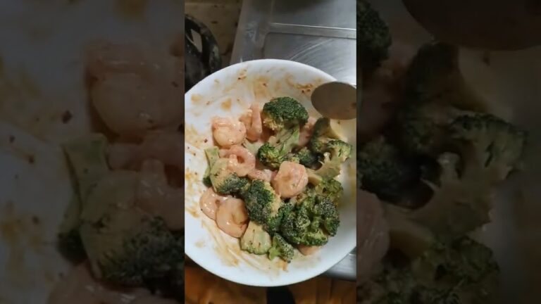 【新提案。海老とブロッコリーのサラダを炒め豆板醤とマヨネーズソースで。】タンパク質、脂質はしっかり摂って、低糖ダイエット生活!  #shorts
