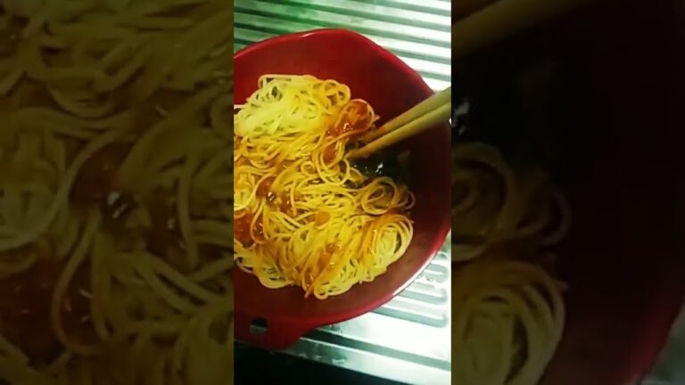 パスタにトマトソースとサバ缶をぶっかけただけのシンプル料理